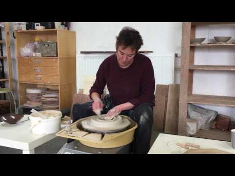 Françoise Busin keramiek - Een lage schaal draaien/ Throwing a wide, shallow dish