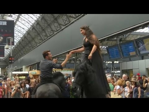 Parigi: lo spettacolo dei centauri alla gare de l'est