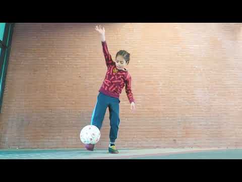 Tibe 9 year old doing freestyle football / u10 Berchem sport