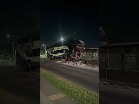 Bus interprovincial choca contra paradero en Talcahuano y deja dos lesionados
