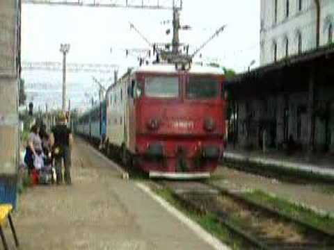Tren Accelerat 1765 Iasi - Timisoara Nord intra in Suceava Nord cu EA820 - 2008