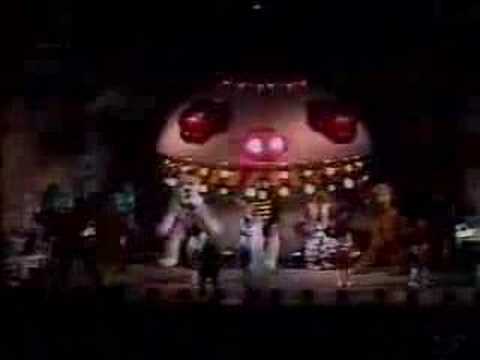 Xuxa canta Festa do Estica e Puxa num Show em 1988