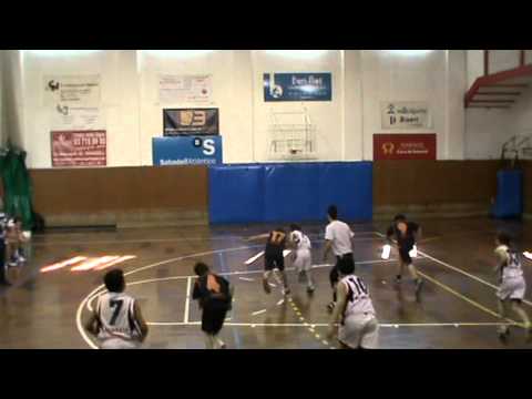 Pilota recuperada i entrada esquerra Alex Font al partit Escola Pia - Mini Manresa. Març 2012