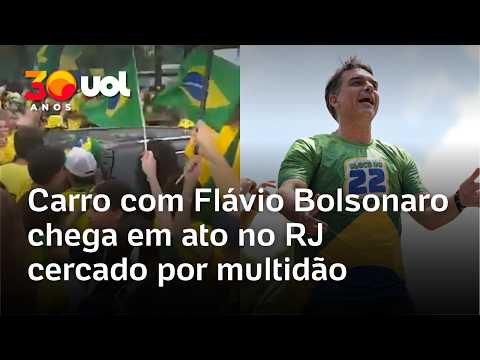 Flávio Bolsonaro chega para ato no Rio de Janeiro cercado por multidão de apoiadores