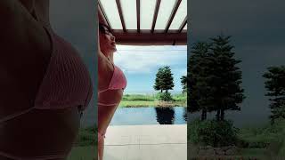 スレンダーなビキニ美女がセクシーダンスを踊っちゃう！#ビキニ #美女 #bikini #pool #プール