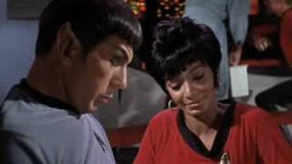 Uhura flirte avec le commandant Spock