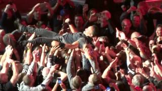 2016-03-13 Bruce Springsteen - Hungry Heart (crowd-surf)