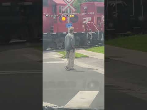 This man has 3 legs... 😳