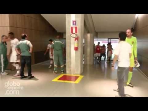 Irritado, Fred chuta lixeira na Arena Pernambuco após derrot