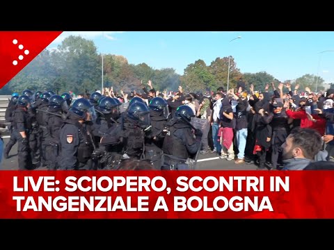 LIVE Bologna, bloccata la A14. Violenti scontri con la polizia: diretta video