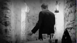 Como un burro amarrado en la puerta del baile   El ultimo de la fila