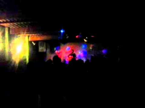 Lia e Gabriel cantando Bara Bere