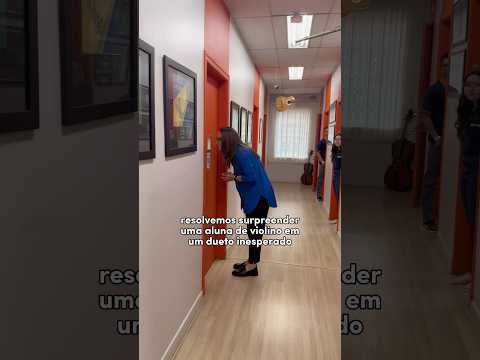 Cintia Alves resolveu fazer um dueto inesperado com uma estudante de violino da Acarte