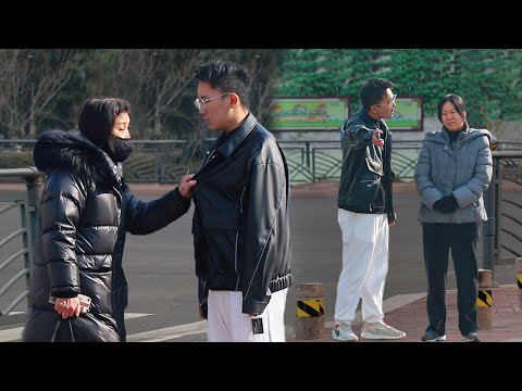 目睹男生向貧困的母親索要最新款手機，路人氣得揪起了他的衣領