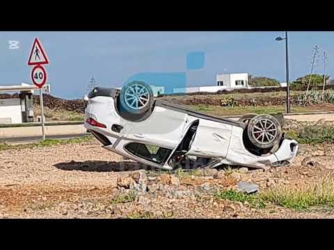 Espectacular vuelco en la rotonda de Tahíche 
