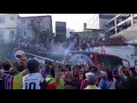 Torcida do Bahia faz festa na chegada do time à Fonte Nova