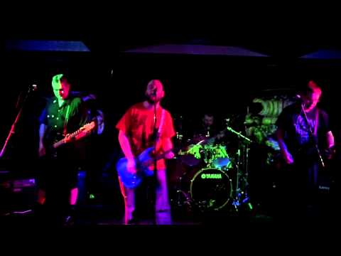 The Defenestrators - Basket Case - Green Day cover (Live @ Lourenzos Bar, Dunfirmline 29/12/13)