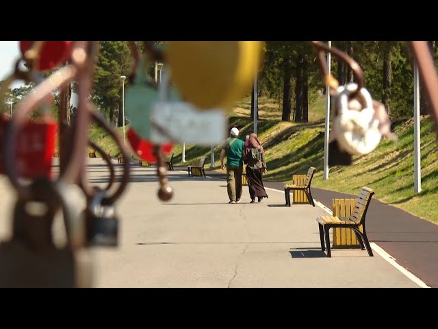 Сотрудники полиции призывают иностранных граждан оформлять необходимые документы для легального пребывания в России