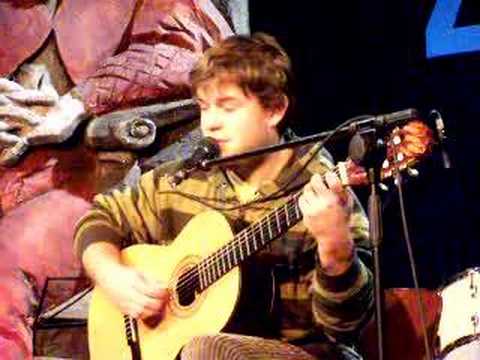 Marcin Skrzypczak śpiewa na Studenckim Festiwalu