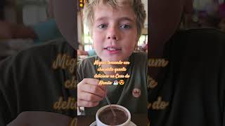 Miguel tomando um chocolate quente delicioso na Casa do Alemão ☕️😍