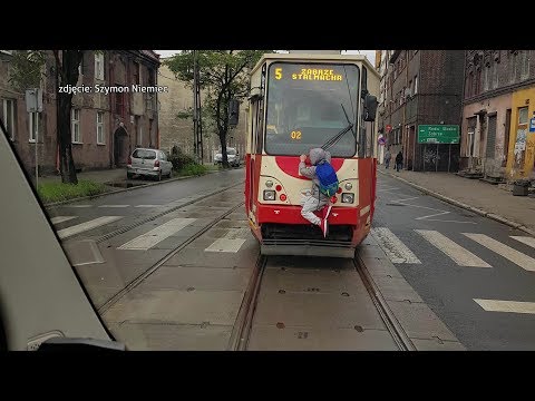 Spiderman z Bytomia! Chłopiec jechał uczepiony tramwaju 18.10.2019