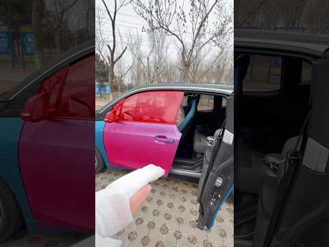 Mon ami conduit ma voiture pour la première fois.