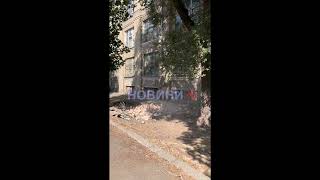  В Николаеве строители выбрасывают кирпичи из окна третьего этажа просто на улицу (видео)