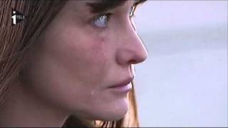 CARLA BRUNI-SARKOZY EN PLEURS
