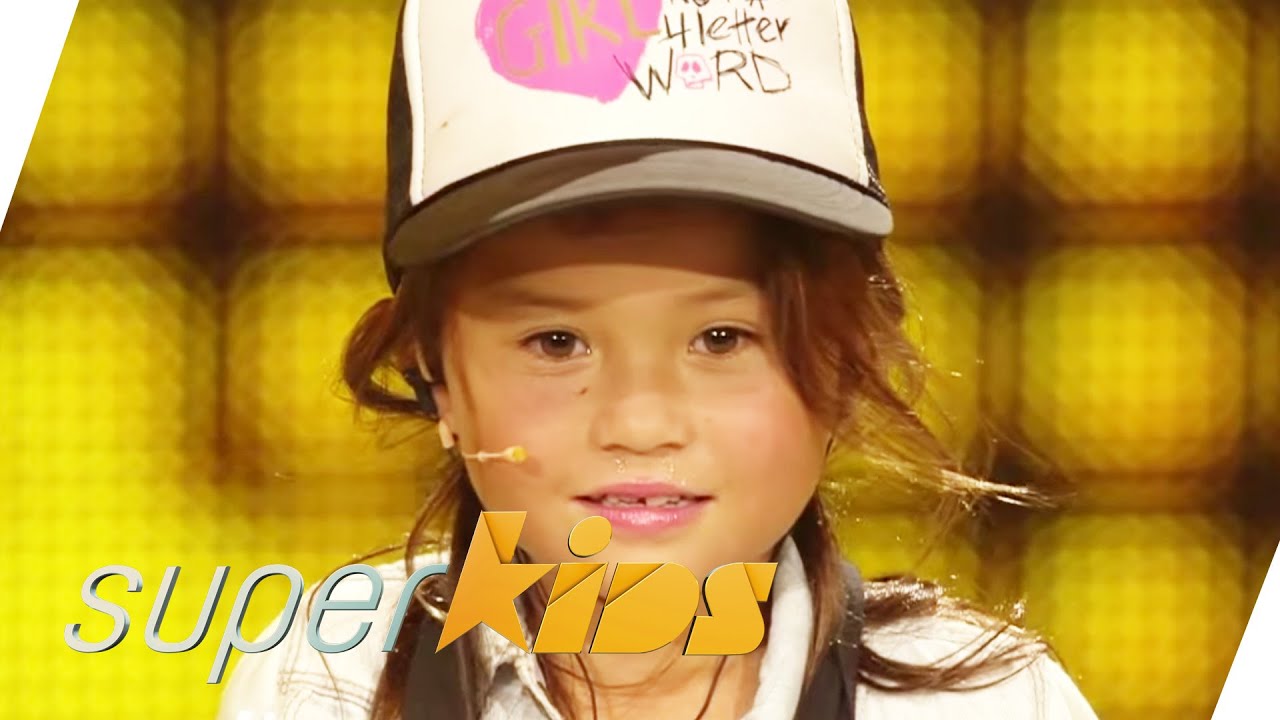 Con 3 y 7 años, y reventando una mini en televisión