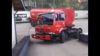 Un chauffeur camion incroyable!!!