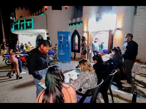 Repunta la concurrencia de personas para vacunarse contra COVID-19 en los vacunatorios móviles de la Capital