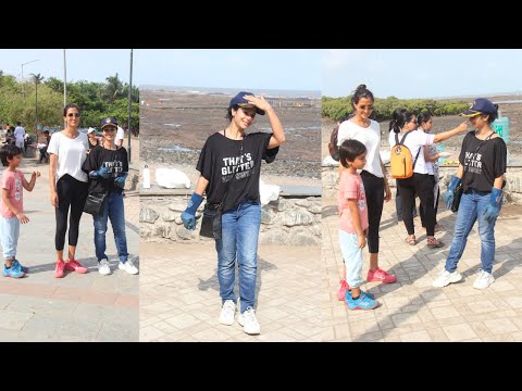 Tanisha Mukherjee and Pragya Kapoor Spotted At Beach Cleaning In Carter Road | Bollywood Chronicle