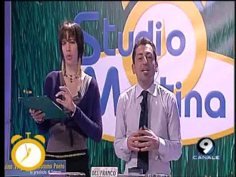 Simona Gentile collabora durante il Quiz Musicale - Studio Mattina 29/03/13