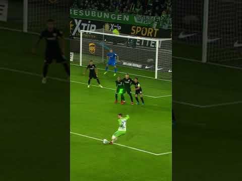 Essa cobrança de falta nem faz sentido 🫣 #futebol #highlights