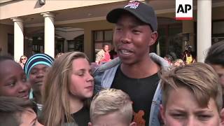 Grandchildren say Mandela in "high spirits" children eat cake, people make human chains
