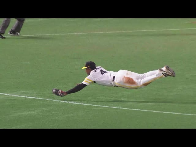 【4回表】見事な瞬発力!! ホークス・ダウンズ  ライトへ抜けそうな打球を見事に捌く!! 2025年3月18日 福岡ソフトバンクホークス 対 中日ドラゴンズ