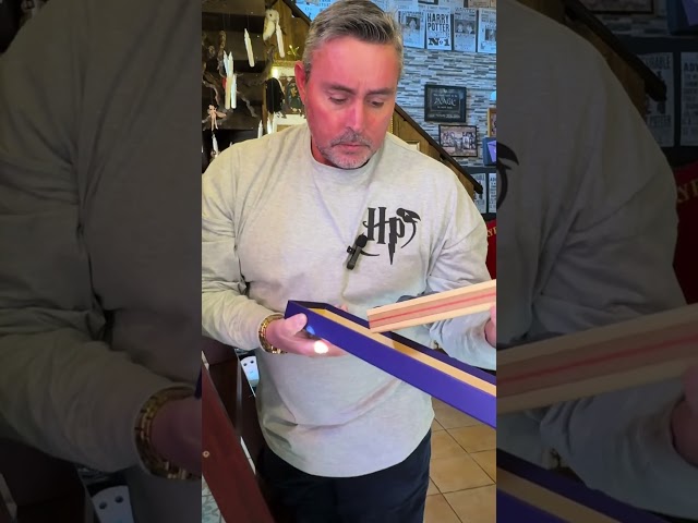Vídeo relacionado con WDKXCN XPJBKC Varita de Sauco Brillante, 37CM Varita Dumbledore con Carga USB, Mágica Varitas Dumbledore Resplandeciente en Caja Regalo con Tarjeta Hechizo, Boleto de Estación y Collar