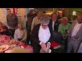 Gerard Meijer ontvangt eerste exemplaar Hand in Hand-special