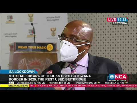 Minister Aaron Motsoaledi briefs the media