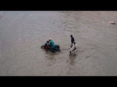 Rettungsteams durchsuchen Trümmer nach tödlichen Überschwemmungen in Pakistan