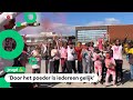 Kinderen vieren Holi-feest met gekleurd poeder