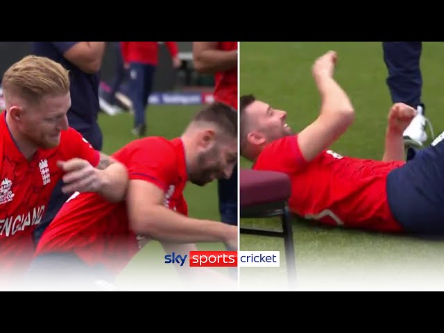Ben Stokes pushes Mark Wood off his chair 😂🔥