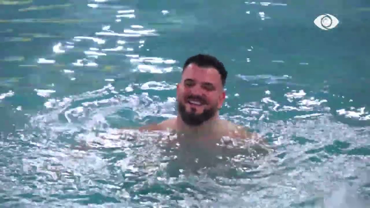 “Moj gocë Tirane…”/ Endrik ‘rrëmben’ momentin, i këndon nuses nga pishina