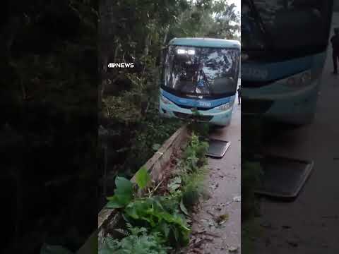 Ônibus com trabalhadores da CNS quase cai em abismo na cidade de Pedro Leopoldo, MG #shorts