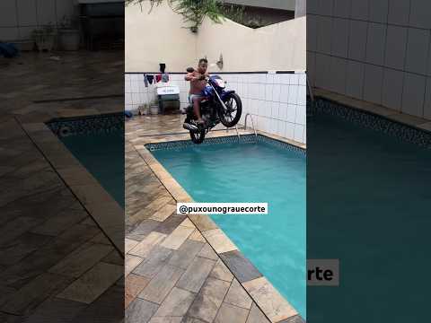 Grau na piscina 🤔? Jogaria a sua moto assim ? #grau #motovlog #shortes #xracing