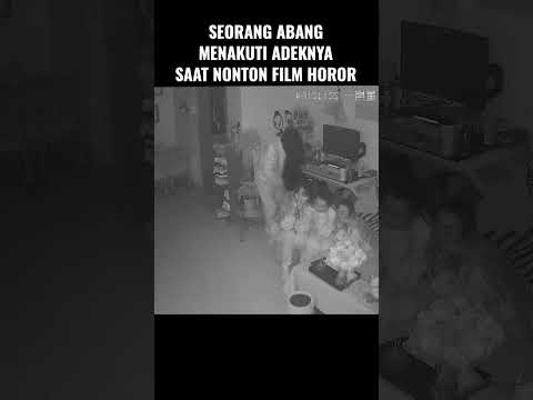 ABANG USIL SAMA ADEKNYA SAAT NONTON FILM HOROR #memes #humor #ngakak #parodi #videolucu #lucu #hantu