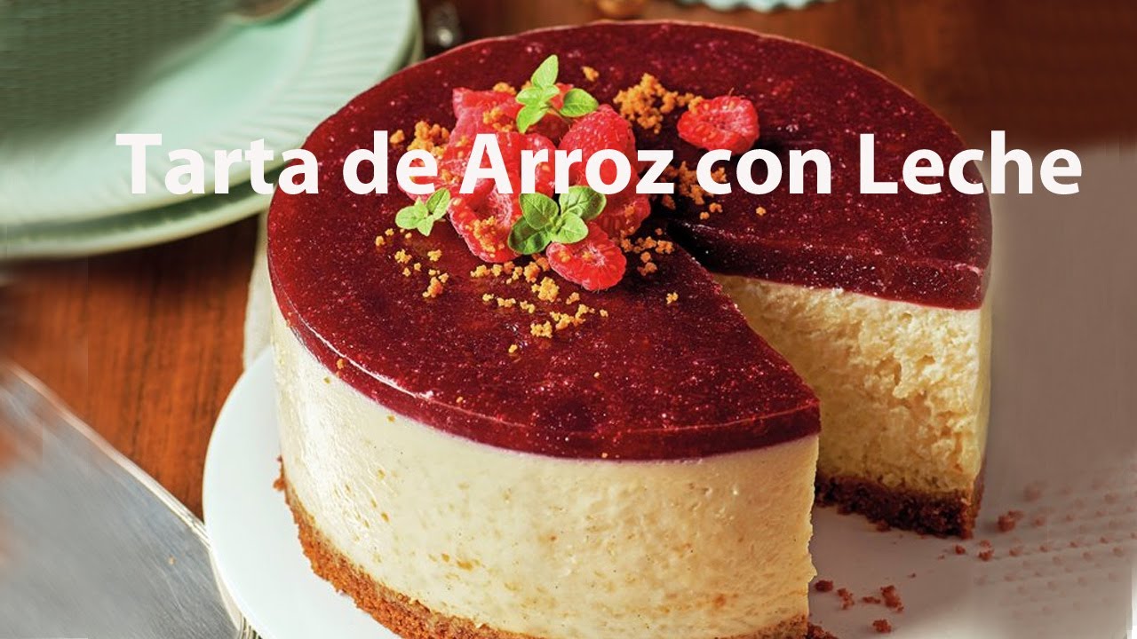 Rice pudding cake with red fruits and cookies