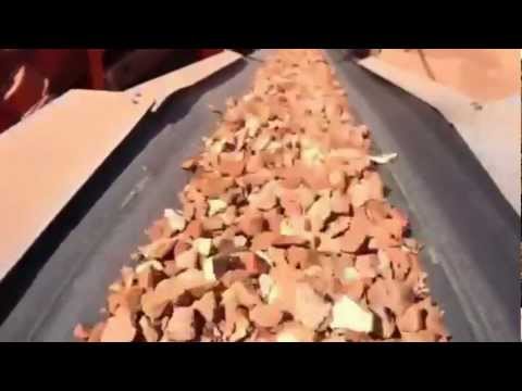 Ziegelwolf - Brechen und Sieben von Dachziegeln