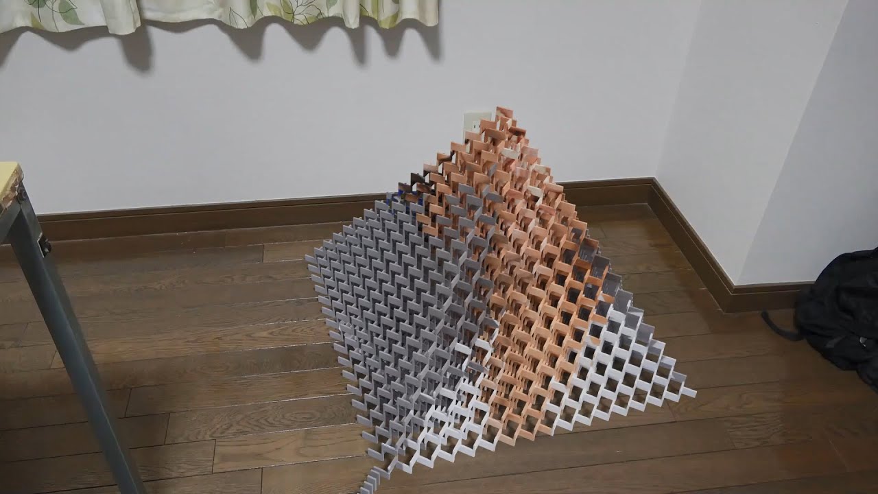 約3400個のドミノピラミッドを崩すと現れるドラゴンズの髙橋宏斗