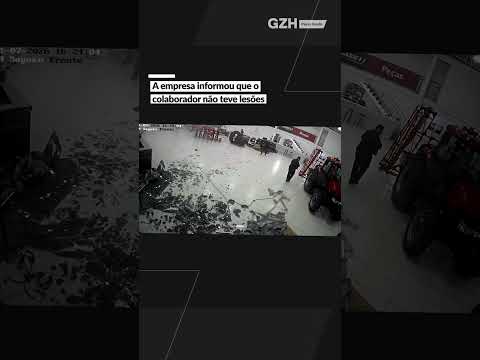 VIDRAÇA DE LOJA CAI POR CONTA DE VENDAVAL NO RS